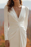 Robe de mariée fourreau à manches longues froncée ivoire