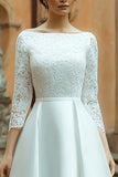 Robe de mariée en satin ivoire une ligne bateau
