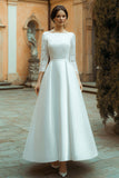 Robe de mariée en satin ivoire une ligne bateau