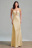 Robe longue formelle sans bretelles en satin rose découpé