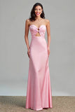 Robe longue formelle sans bretelles en satin rose découpé