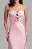 Robe longue formelle sans bretelles en satin rose découpé