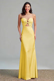 Robe longue formelle sans bretelles en satin rose découpé