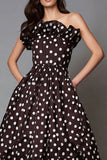 Robe formelle sans bretelles à volants marron foncé à pois blancs avec poches
