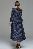 Robe trapèze en satin bleu marine à manches longues à pois