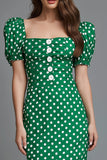 Robe fourreau col carré en satin vert longueur thé à pois
