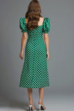 Robe fourreau col carré en satin vert longueur thé à pois