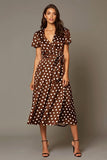Robe trapèze en satin marron à pois