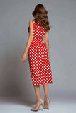 Robe moulante à pois en satin rouge à col en V