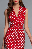 Robe moulante à pois en satin rouge à col en V