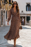 Robe trapèze en mousseline de soie marron à manches longues et col en V à pois
