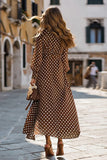 Robe trapèze en mousseline de soie marron à manches longues et col en V à pois
