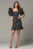 Noir et blanc Robe courte à pois en satin à col carré avec volants