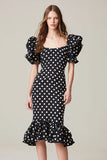 Robe sirène à pois en satin à col carré noir et blanc avec volants