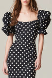 Robe sirène à pois en satin à col carré noir et blanc avec volants