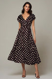 Robe à pois en satin à col en V marron foncé