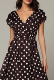 Robe à pois en satin à col en V marron foncé