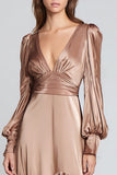 Satin marron clair Une ligne Col en V Robe formelle à manches longues avec volants