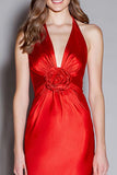 Robe longue formelle en satin rouge à col en V avec fleur 3D