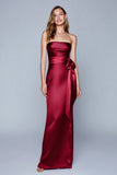 Robe longue formelle sans bretelles en satin bordeaux avec ceinture