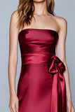 Robe longue formelle sans bretelles en satin bordeaux avec ceinture