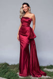Robe longue formelle froncée en satin bordeaux sans bretelles avec cape latérale