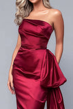 Robe longue formelle froncée en satin bordeaux sans bretelles avec cape latérale