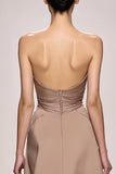 Robe de soirée longue en satin froncé sans bretelles champagne avec fente