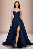 Robe de soirée froncée en satin à bretelles spaghetti bleu foncé avec fente