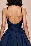 Robe de soirée froncée en satin à bretelles spaghetti bleu foncé avec fente