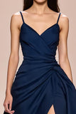 Robe de soirée froncée en satin à bretelles spaghetti bleu foncé avec fente