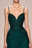 Robe de soirée longue froncée en satin trapèze vert foncé avec appliques