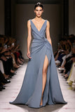 Robe de soirée longue à col en V froncé en satin bleu gris avec fente