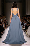 Robe de soirée longue à col en V froncé en satin bleu gris avec fente