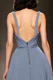 Robe de soirée longue à col en V froncé en satin bleu gris avec fente