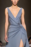 Robe de soirée longue à col en V froncé en satin bleu gris avec fente