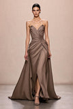 Robe de soirée longue sans bretelles froncée en satin café