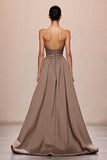 Robe de soirée longue sans bretelles froncée en satin café
