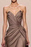 Robe de soirée longue sans bretelles froncée en satin café