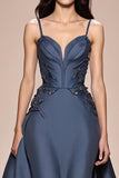 Robe de soirée longue à bretelles spaghetti en satin trapèze gris bleu avec appliques