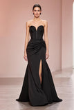 Robe de soirée longue sans bretelles en satin sirène noire avec fente