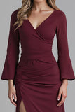 Robe de soirée sirène en satin à col en V rouge foncé avec fente