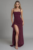 Robe de soirée en satin fourreau à bretelles spaghetti rouge foncé avec fente