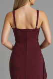 Robe de soirée en satin fourreau à bretelles spaghetti rouge foncé avec fente