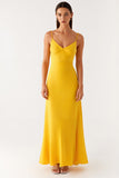 Robe de soirée fourreau en satin jaune à bretelles spaghetti