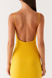 Robe de soirée fourreau en satin jaune à bretelles spaghetti
