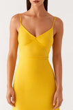 Robe de soirée fourreau en satin jaune à bretelles spaghetti