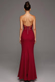 Robe formelle sirène rouge découpée sans bretelles