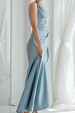Satin bleu une épaule froncée robe de demoiselle d’honneur longue