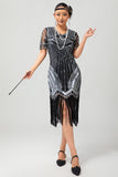 Robe moulante à col en V à paillettes argentées noires des années 1920 avec pompons